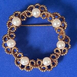 Marvella Vintage Gold Tone Faux Pearl Wreath Brooch Scalloped Circle Pin